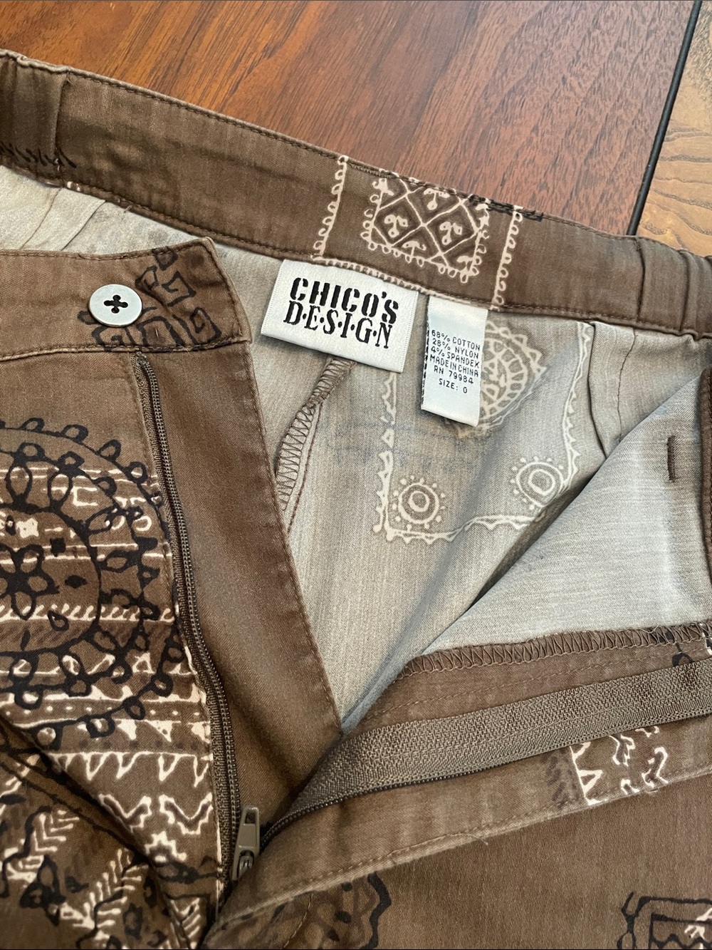 Chico's Design Brown Patterned Cropped Pants C37 - Picture 5 of 13